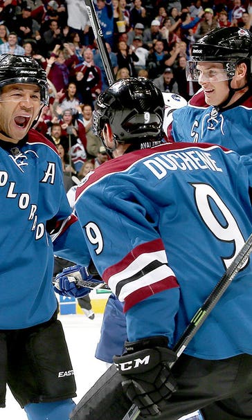 Iginla scores first 2 goals of season to lead Avalanche past Canucks